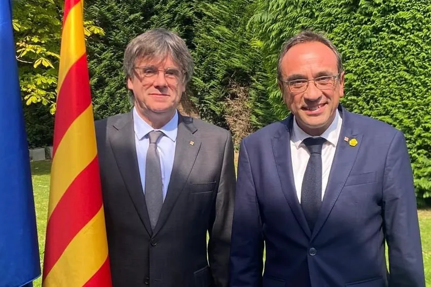 El presidente del Parlament, Josep Rull, visita por sorpresa a Carles Puigdemont en Waterloo tras su fuga: "Es un exilio infame"