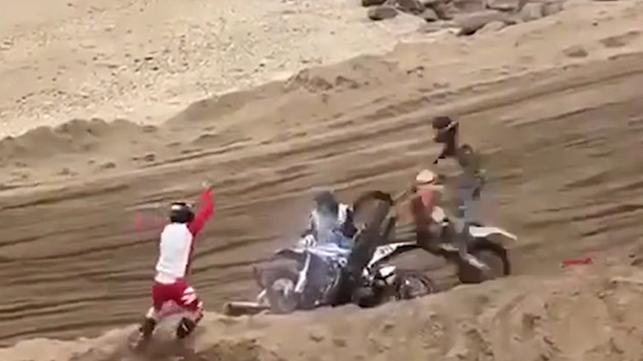 Four Dirt Bikers Collide During Argentina Competition in Wild Video