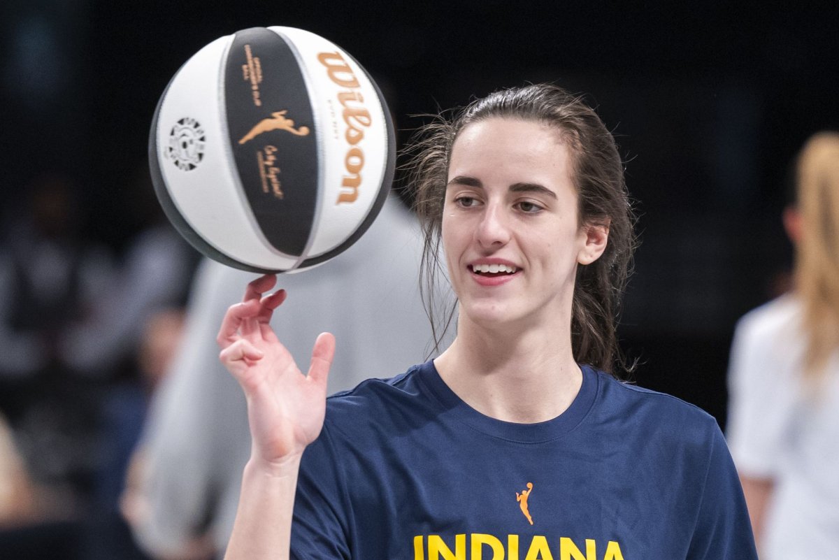 Caitlin Clark scores career-high 35, sets WNBA rookie scoring record