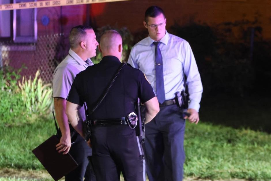 Des Moines police shoot, kill fleeing suspect after 2 officers shot, injured