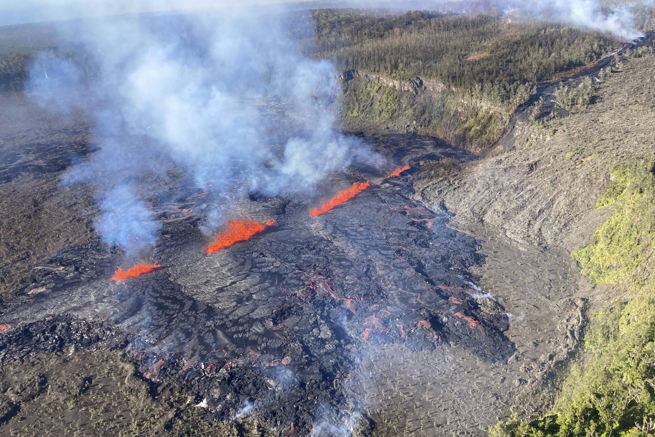 Kilauea Volcano Eruption Resumes in Hawaii Park, Gas Warning Issued