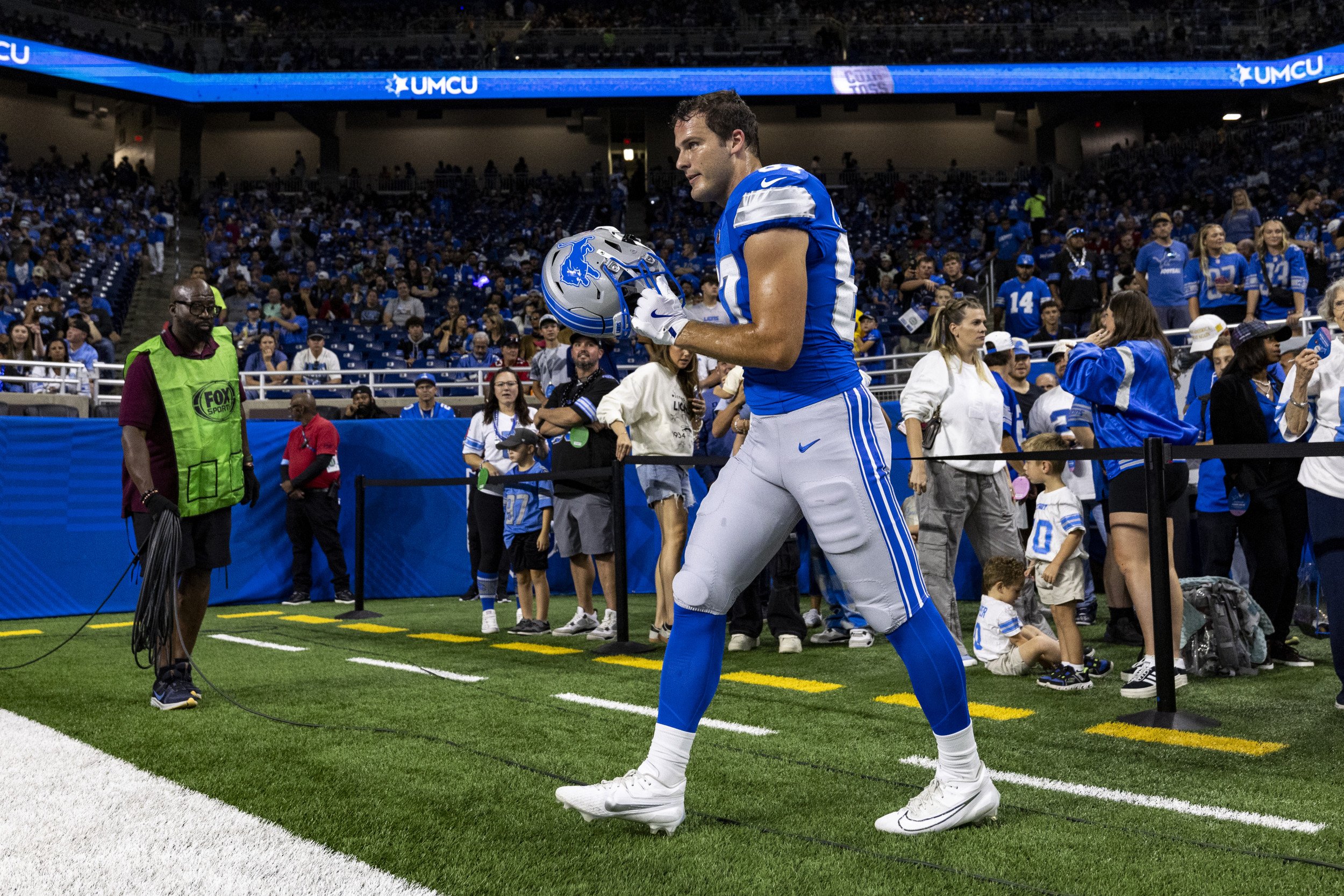 Lions TE Sam LaPorta Carted Off After Suffering Injury