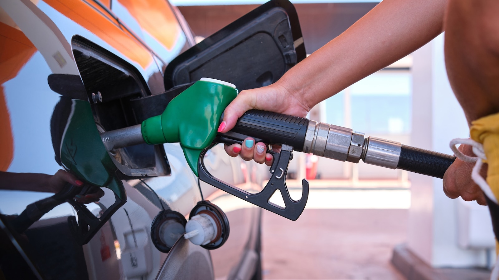 Gas prices are plummeting. Experts explain why.