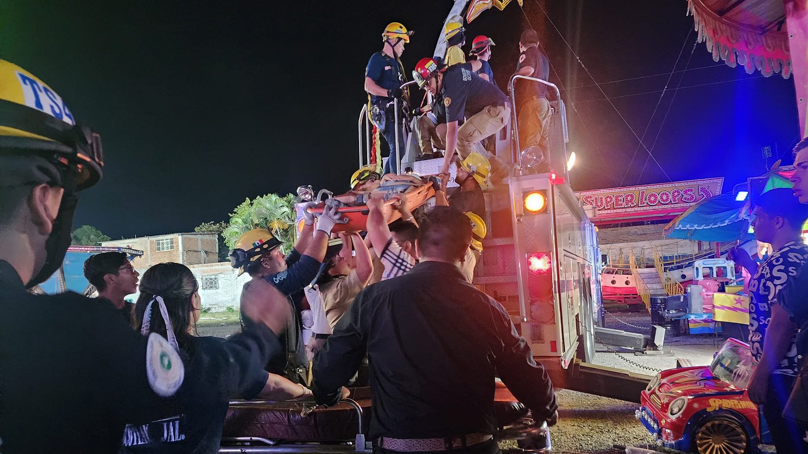 5 people rescued after mechanical failure in the 'Super Loops' carnival ride in Mexico