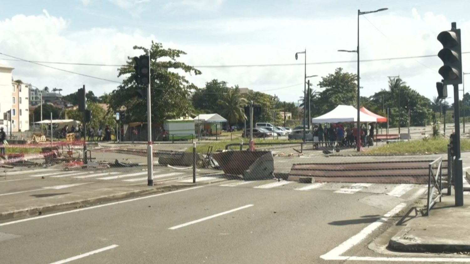 Manifestations contre la vie chère en Martinique : un motard "non casqué" et "roulant à vive allure" est mort "en marge des attroupements", selon le préfet