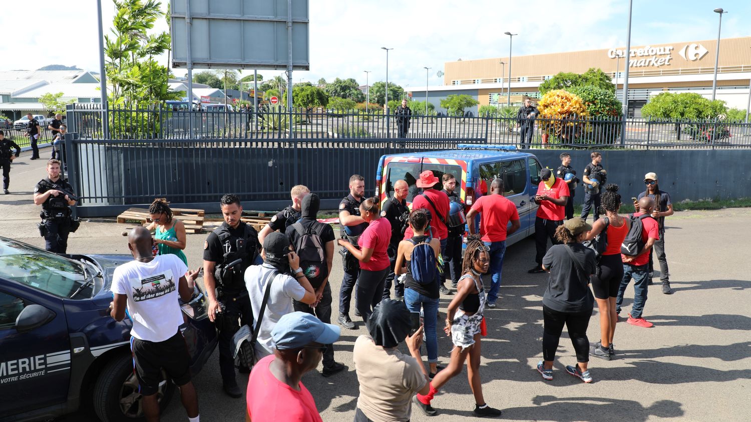 "Il faut stopper l'hémorragie des prix" : en Martinique, "l'armée du ruban rouge" bloque un supermarché pour dénoncer la vie chère