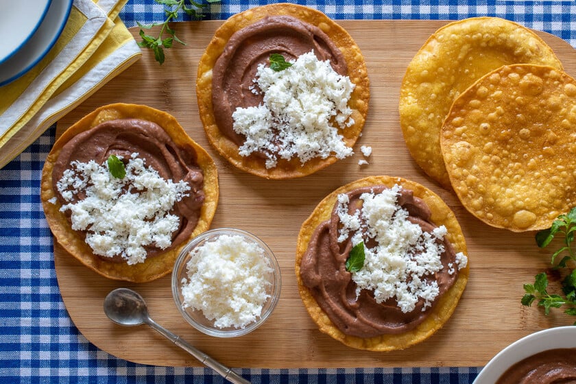 Catrachitas hondureñas, la receta de tortillas de maíz fritas más adictiva, fácil y deliciosa para el picoteo del finde