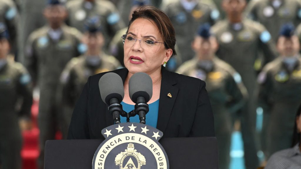 Presidenta de Honduras, Xiomara Castro, nombra a la precandidata presidencial de su partido como ministra de Defensa