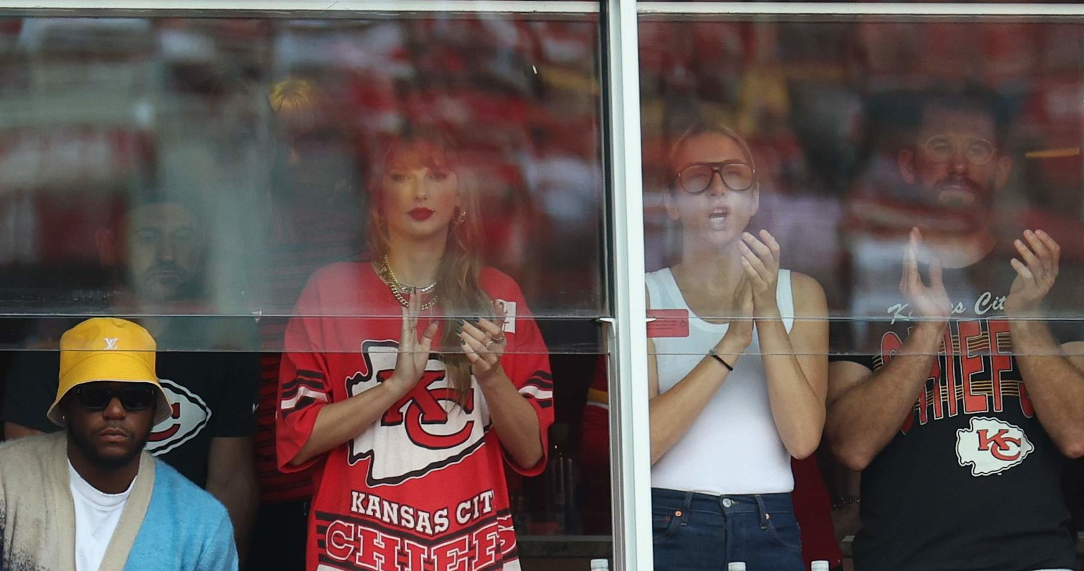 Video: Taylor Swift Celebrates as Travis Kelce, Patrick Mahomes, Chiefs Beat Bengals