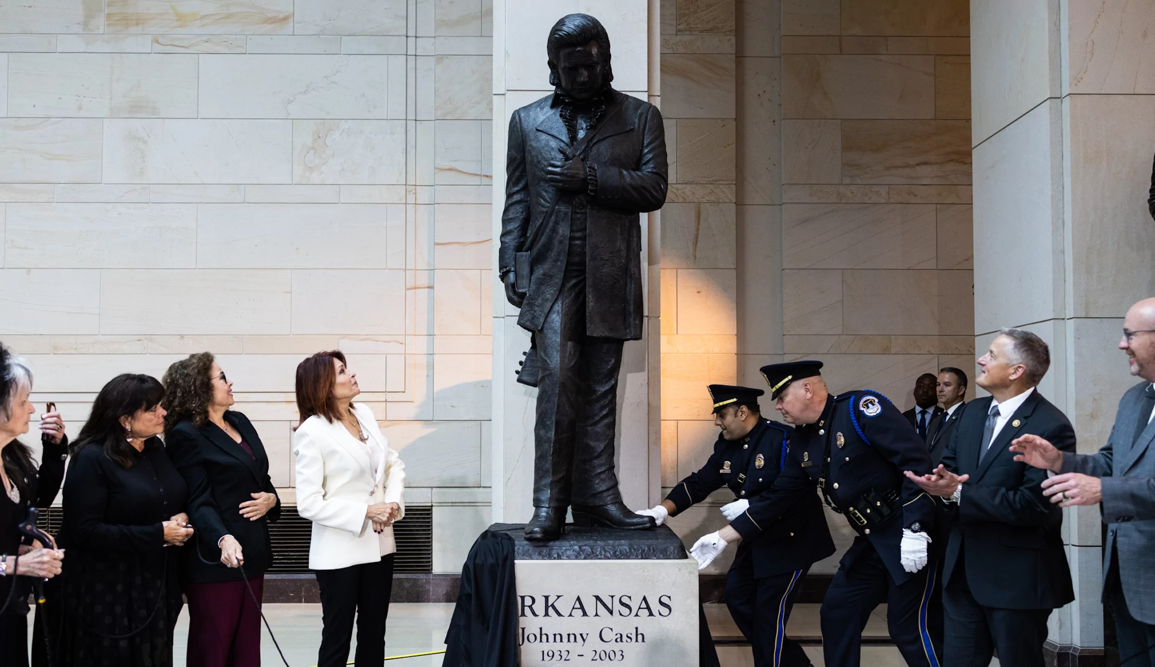 Mike Johnson dedicates Johnny Cash statue alongside Arkansas leaders