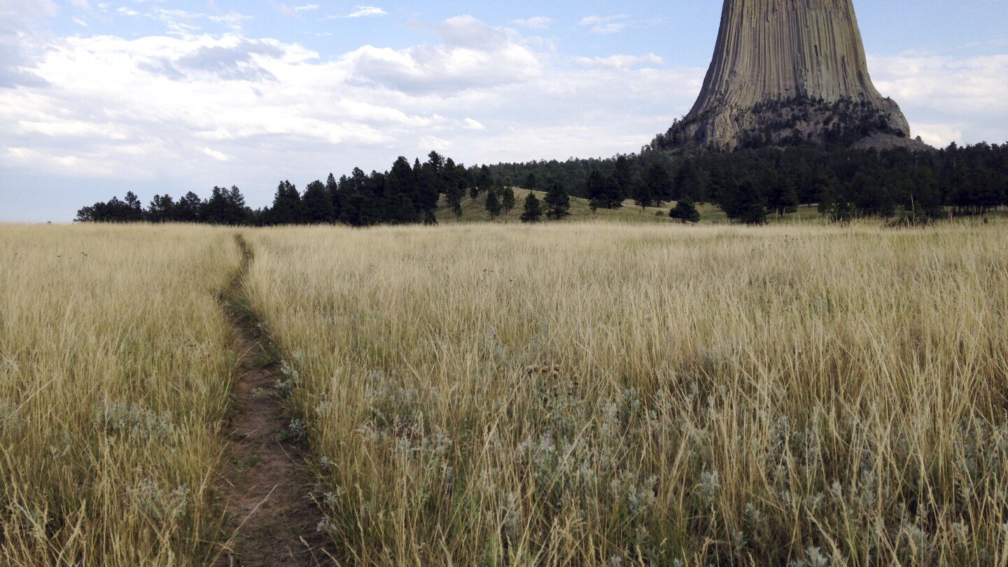 Fall kills climber and strands partner on Wyoming's Devils Tower