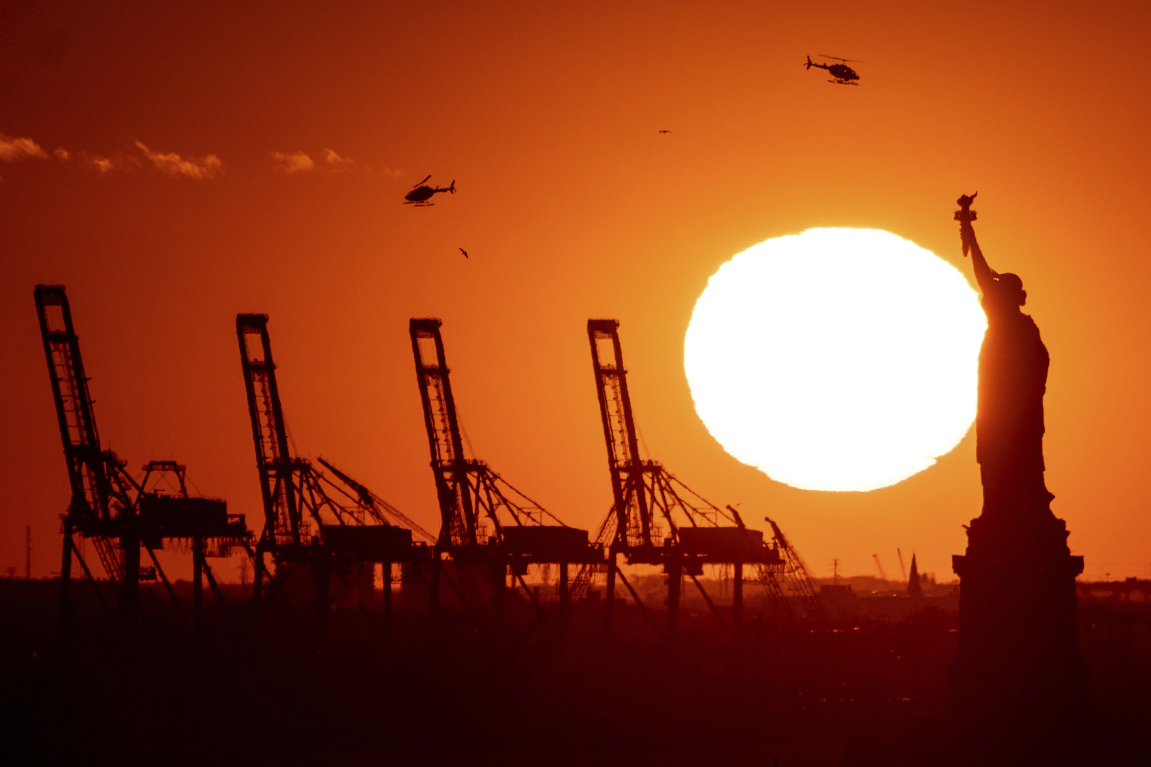 Strike Fears: Ports Seek to Force Dockers to the Negotiating Table