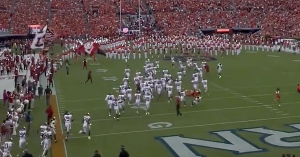 Auburn cheerleader obliterates Oklahoma player moments before kickoff