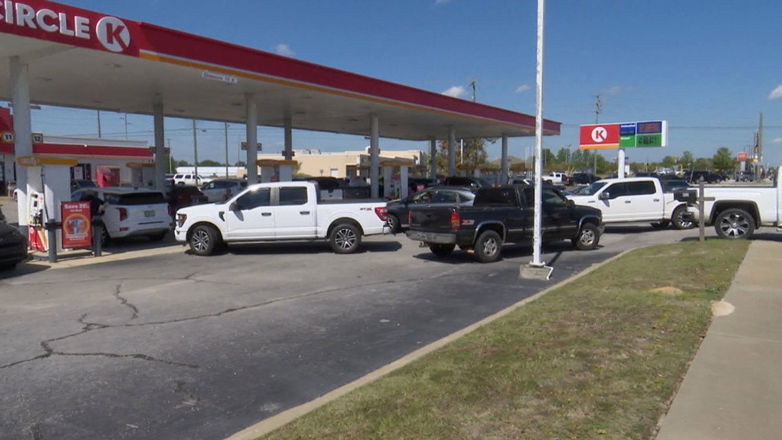 Long lines reported at gas station in Lexington, South Carolina