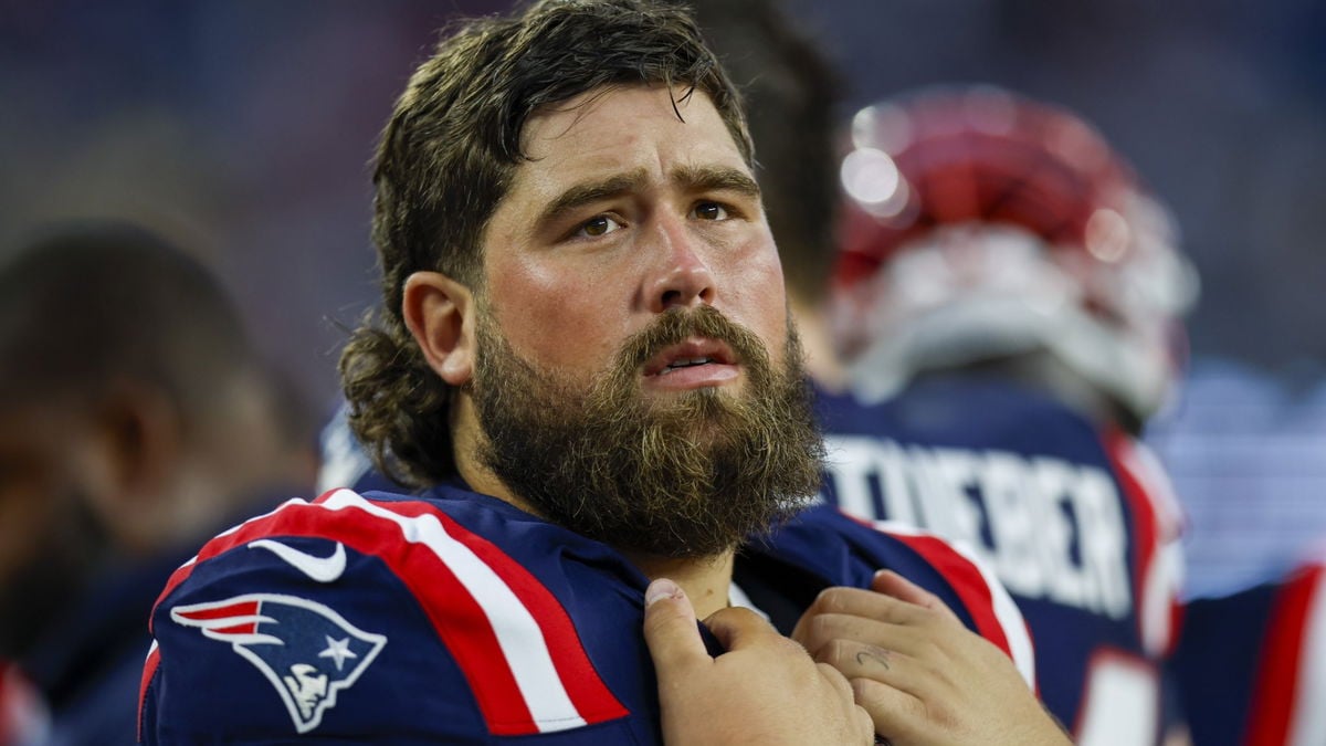 What Happened to David Andrews? Patriots Center Headed to Locker Room vs. 49ers