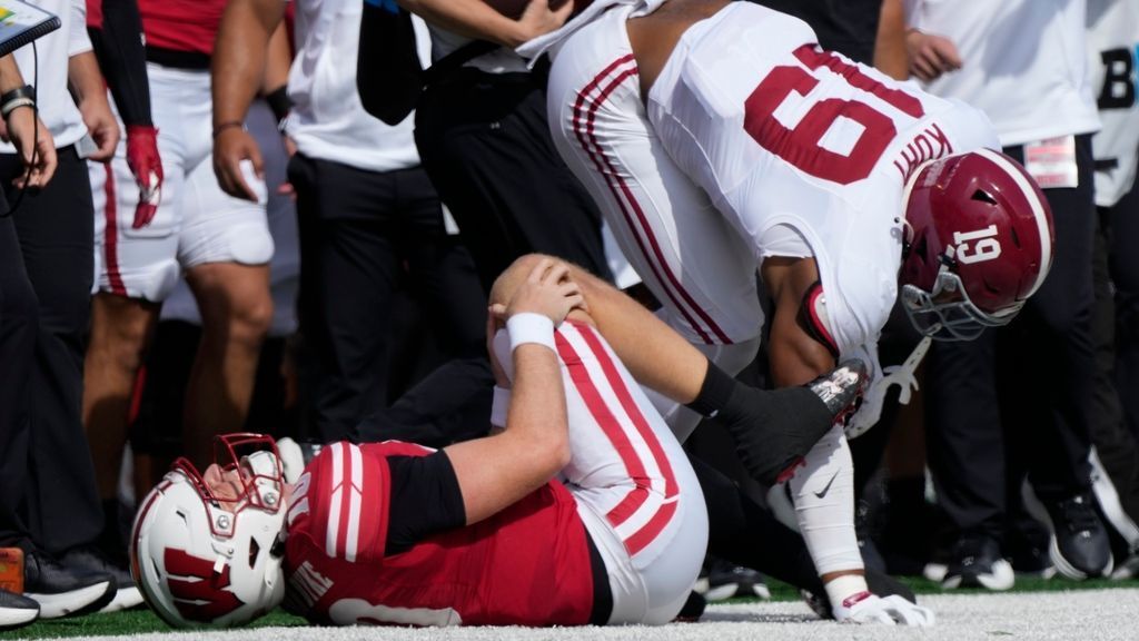 Sources: Wisconsin QB Van Dyke has torn ACL