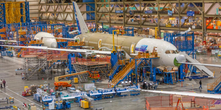 To avoid strike, Boeing promises 25% pay hike—and to build next jet in Seattle