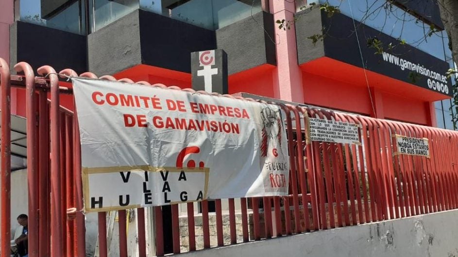 "Aquí nos mantendremos”: trabajadores de Gamavisión en Ecuador siguen la vigilia dentro del canal tras suspensión temporal de huelga