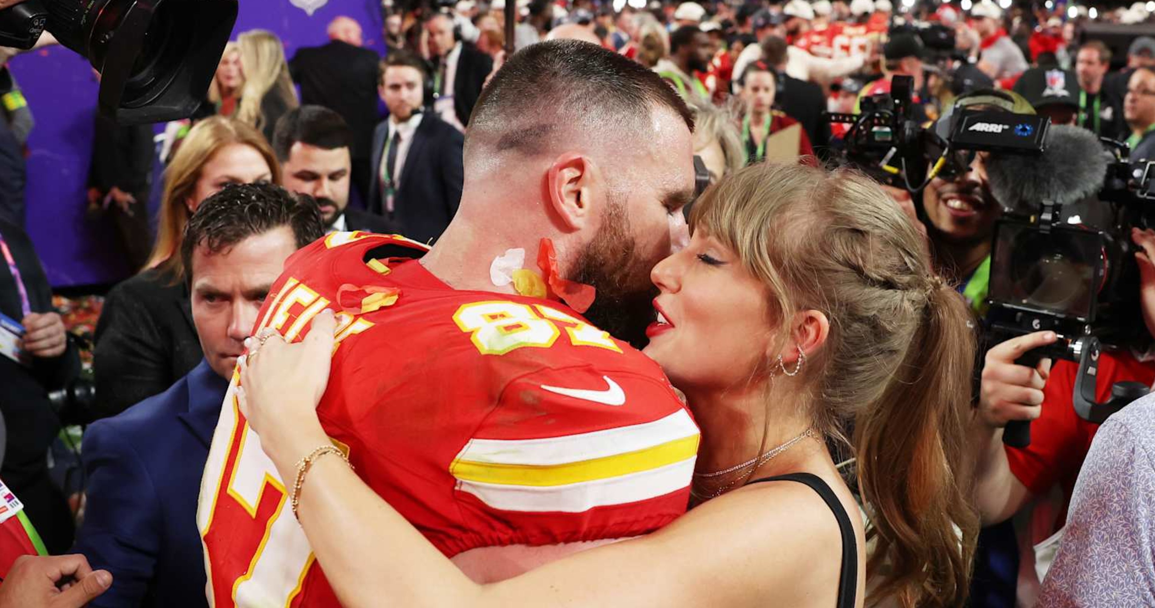 Video: Taylor Swift Thanks Chiefs' Travis Kelce During MTV VMAs Acceptance Speech