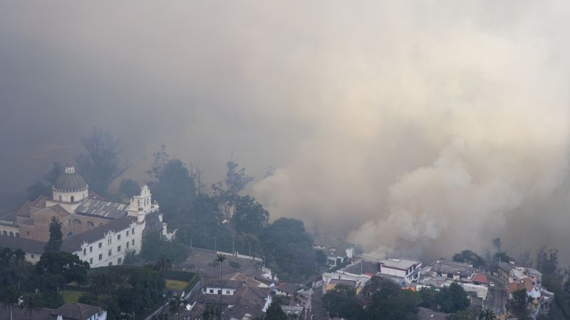 Raging wildfire covers Ecuadorian capital in smoke