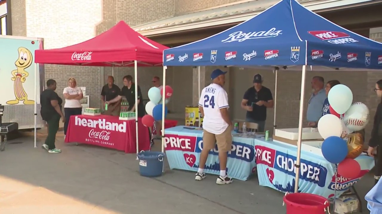 Fans across KC prepare for Royals first playoff game since 2015