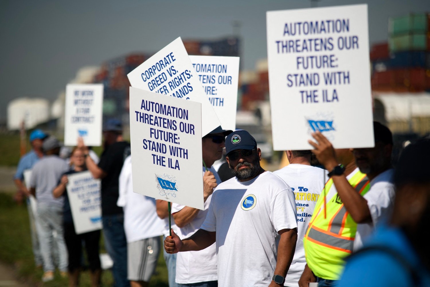 U.S. Dockworkers End Strike Over Automation in Temporary Agreement