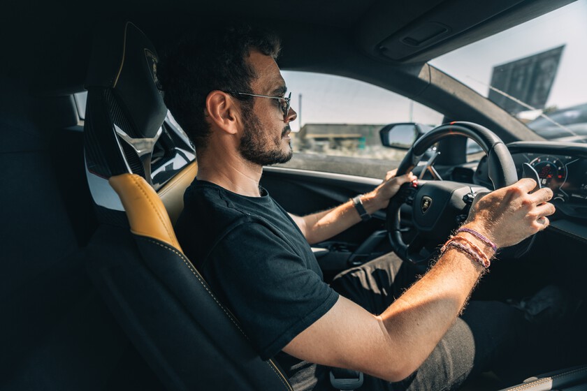 He conducido el nuevo Lamborghini Revuelto y tengo una cosa muy clara: estos superdeportivos son joyas que debemos salvar