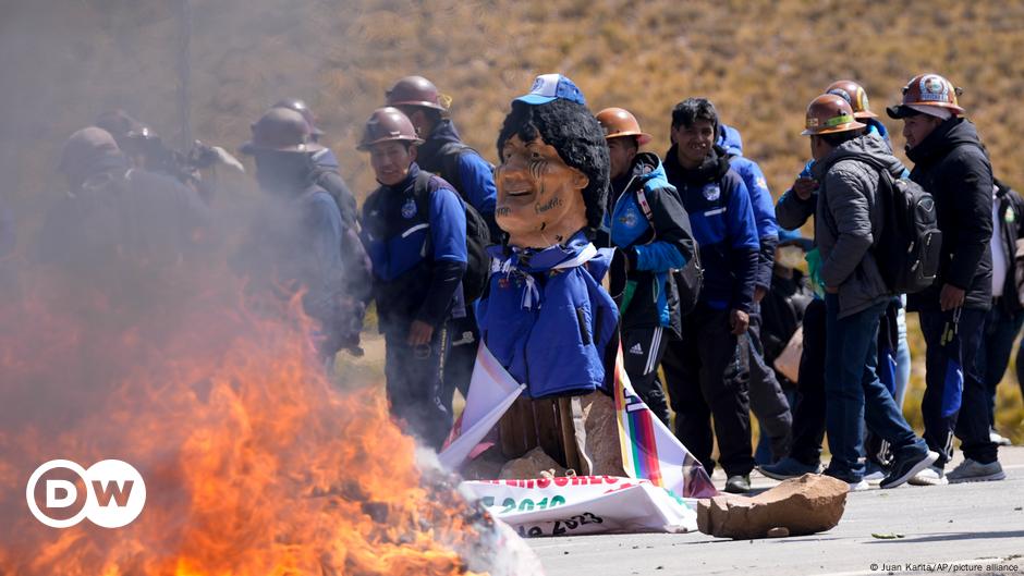 Bolivia: Clashes erupt at Evo Morales' protest march