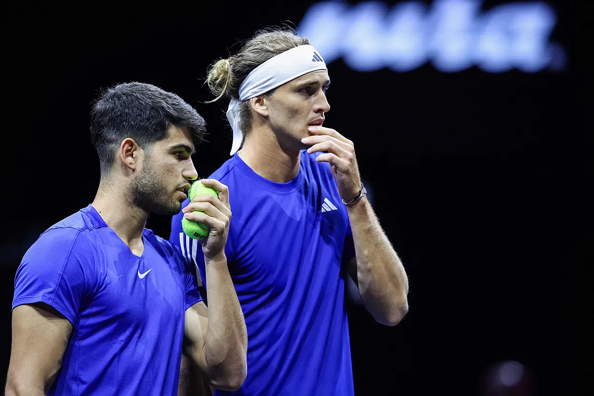 Alcaraz pasa un mal rato en su estreno en la Laver Cup como pareja de Zverev