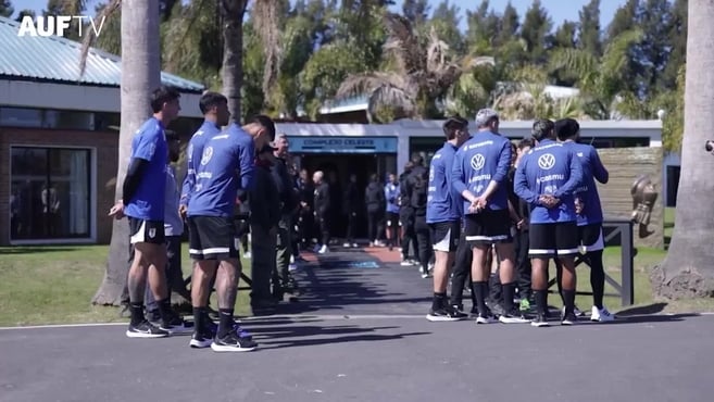 La emotiva despedida de Luis Suárez con todo el staff de la selección de Uruguay