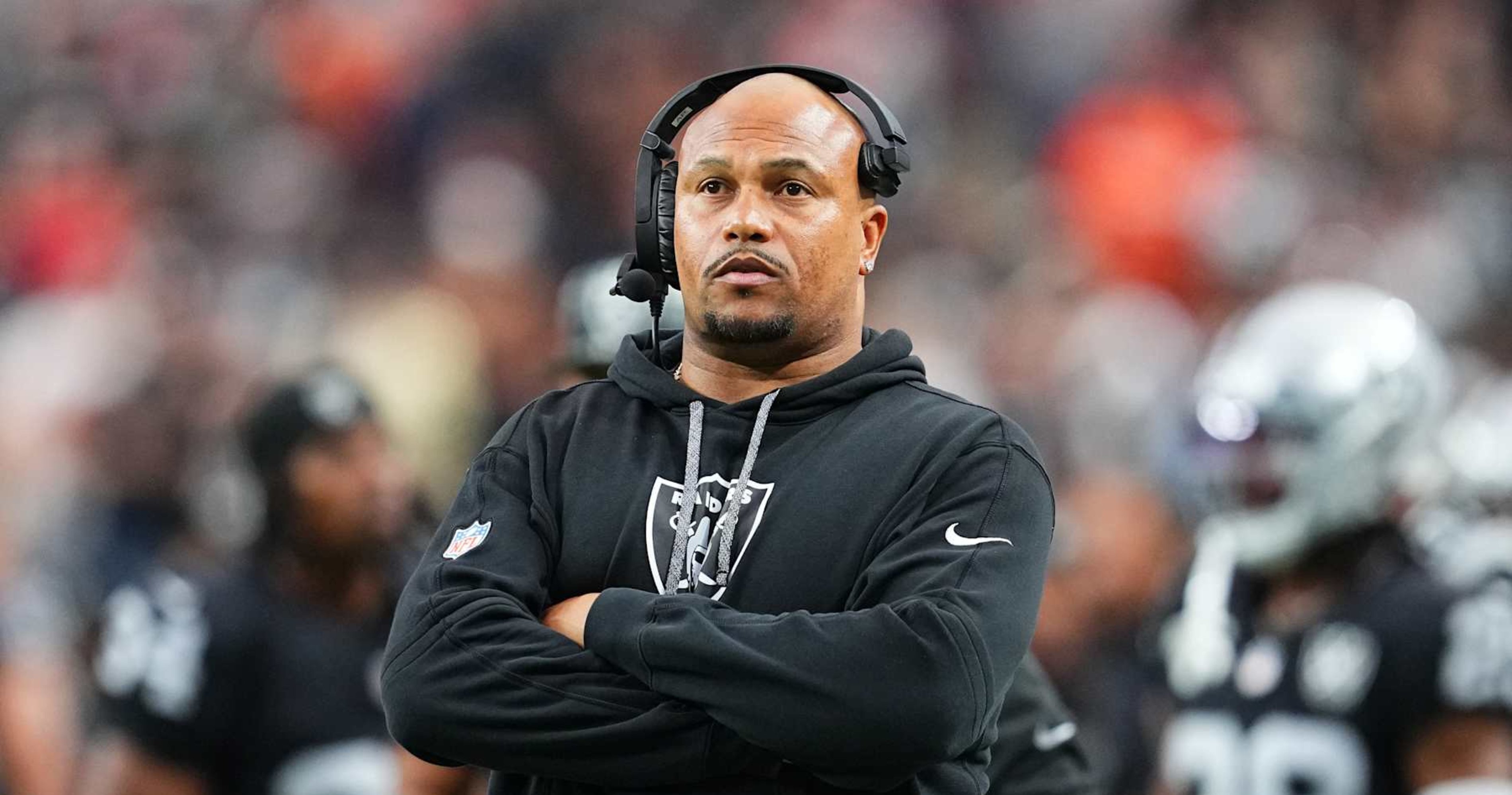 Raiders' Antonio Pierce Unsure If Minshew or O'Connell Will Be QB1 vs. Steelers