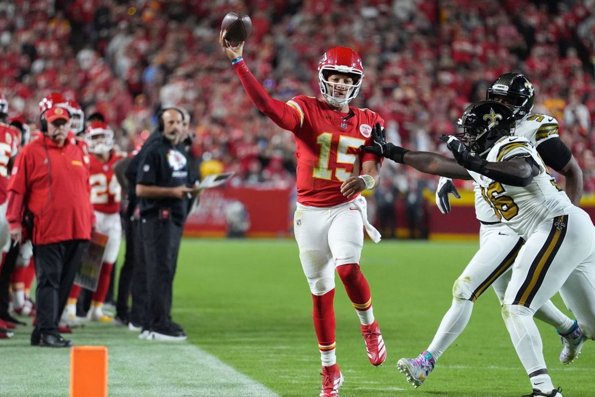 Patrick Mahomes helps Kansas City Chiefs stay perfect; quarterback Derek Carr injured