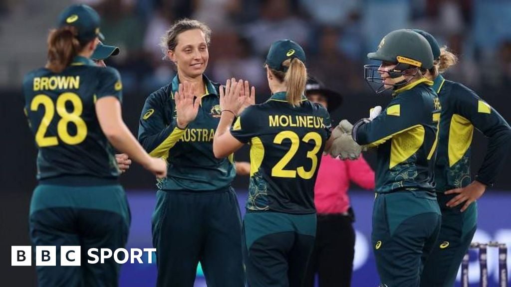 Australia on brink of semis after thumping Pakistan