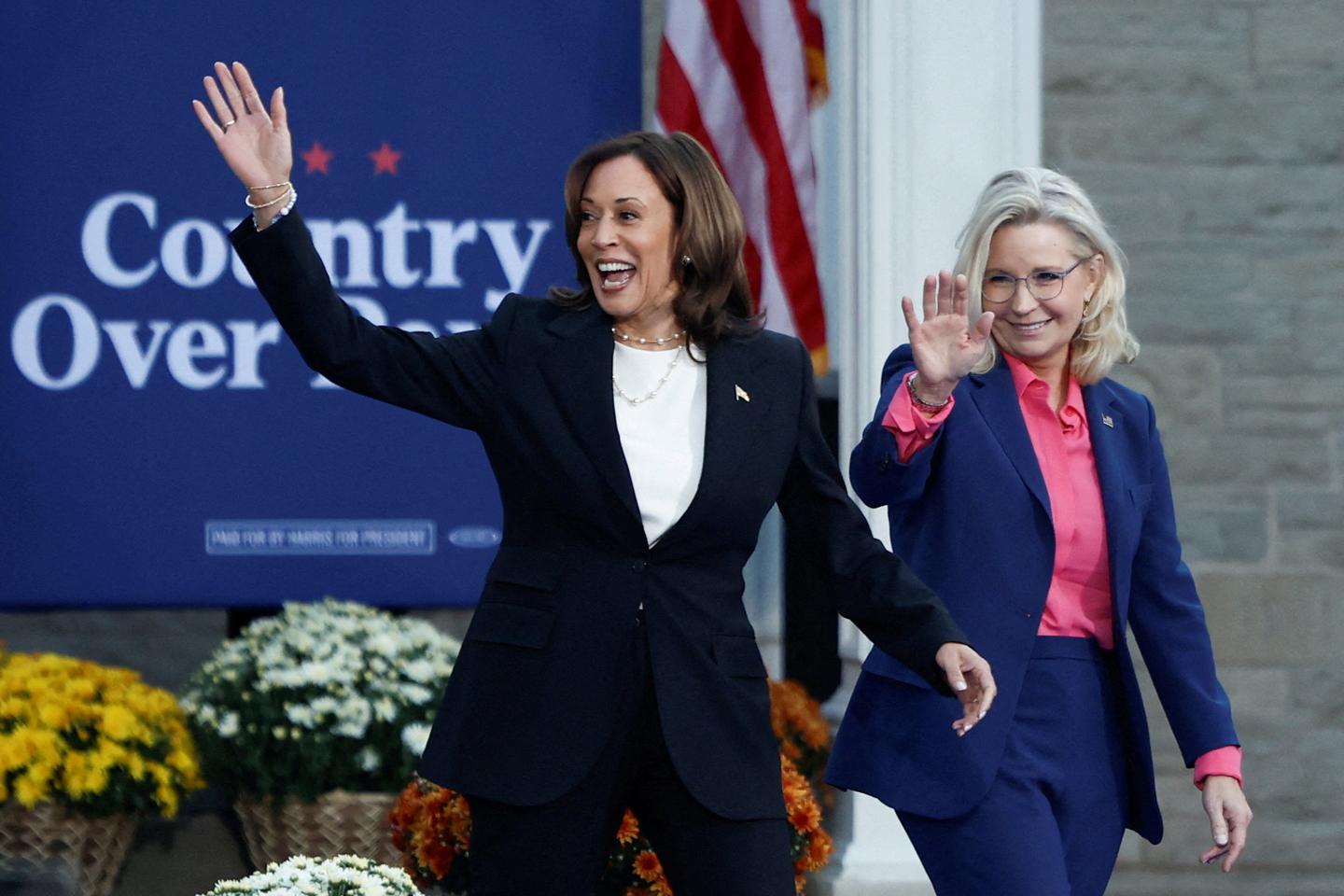 Présidentielle américaine : Kamala Harris met en scène son ouverture politique, en enregistrant le ralliement spectaculaire de Liz Cheney