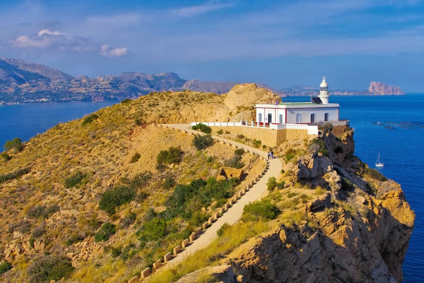 En un parque natural de Alicante impresionante y con un faro histórico: así es el sendero más espectacular del Mediterráneo