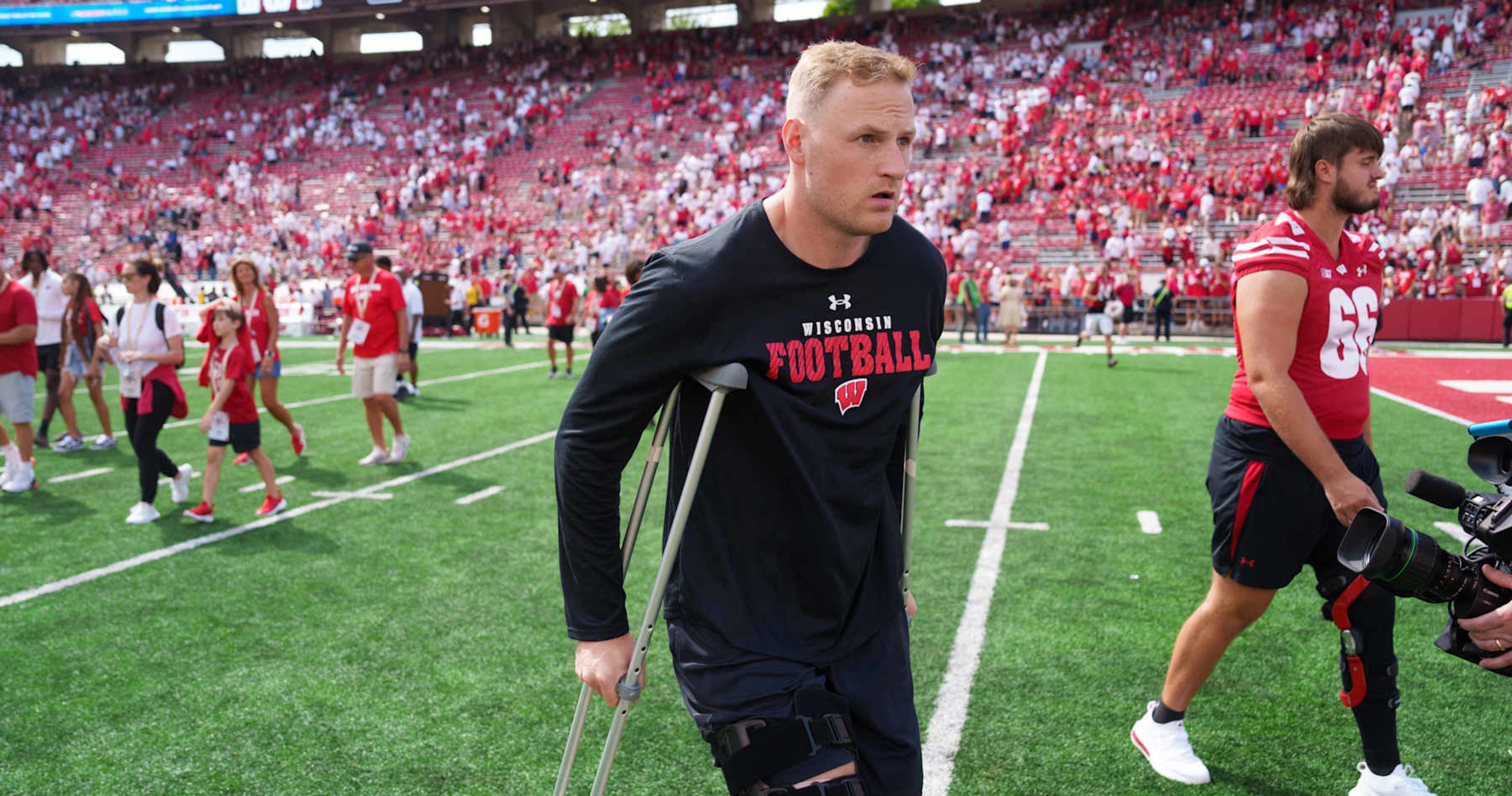 Report: Wisconsin QB Tyler Van Dyke Out for Season After Knee Injury vs. Alabama