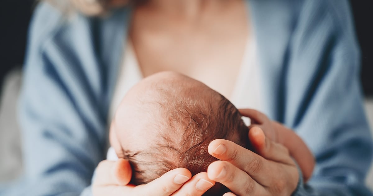 „Hätte vermieden werden können" - Erschöpfte Mutter bricht beim Stillen ihres Neugeborenen zusammen – Baby stirbt