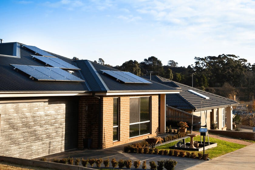 Hay tantos australianos con paneles solares en sus tejados que la red eléctrica ha estado a un paso del abismo