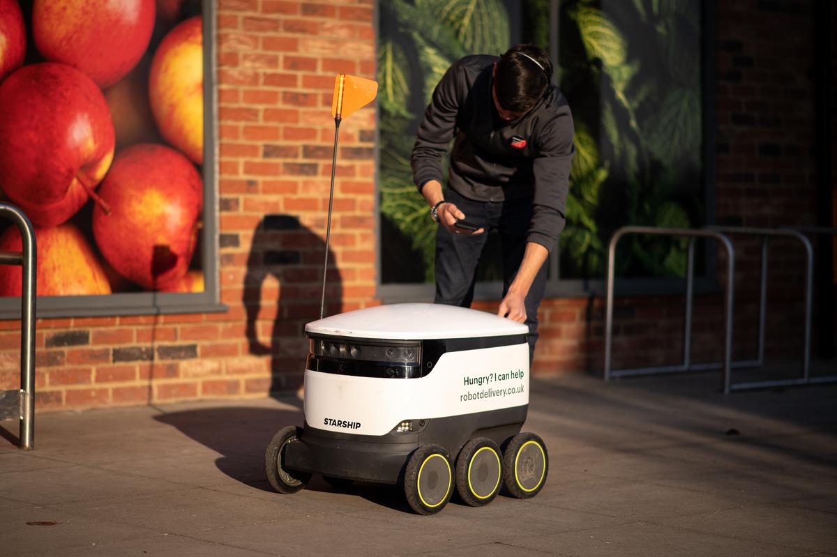 Minnesota School Using Robots to Deliver Food to Students