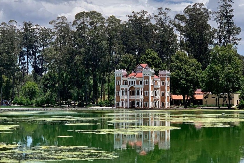 Este manantial rodea con sus aguas un castillo inglés escondido en el bosque a dos horas de la Ciudad de México