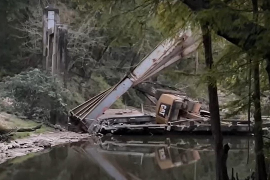 3 killed, 4 injured in Strong River bridge collapse in Mississippi