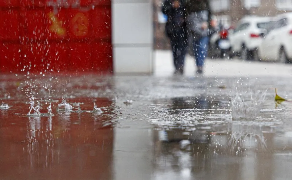 Cinco comunidades siguen este domingo en alerta por las fuertes lluvias, que han obligado a cancelar la presencia de Sánchez en la Fiesta del PSC