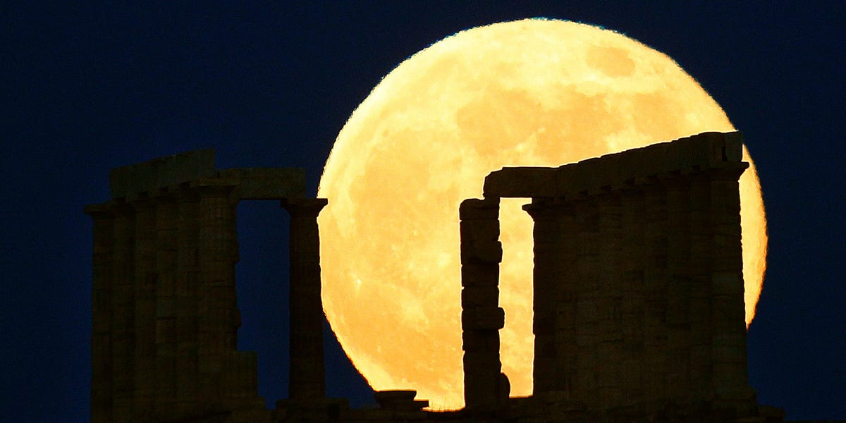 The year's biggest, brightest supermoon rises this week. Here's the best time to see it at its most brilliant.