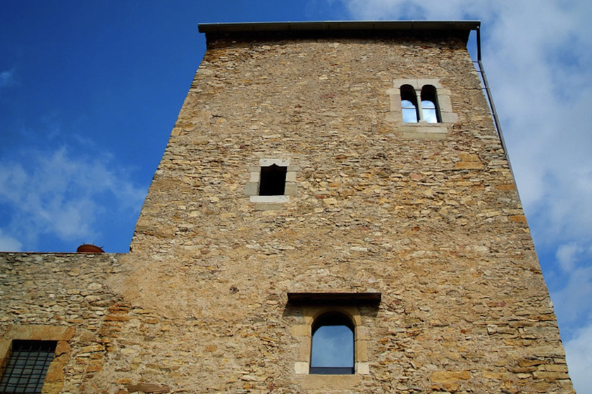 El diminuto y desconocido pueblo catalán que es Bien de Interés Cultural: con calles empedradas y un castillo medieval