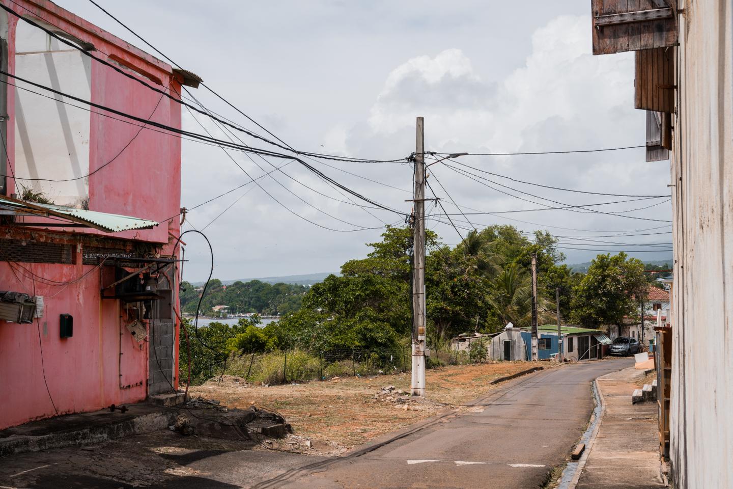 Guadeloupe : le couvre-feu pour les mineurs étendu après des violences urbaines