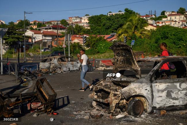 Martinique : 12 gendarmes blessés lors d’une nouvelle nuit de violences urbaines, des magasins incendiés