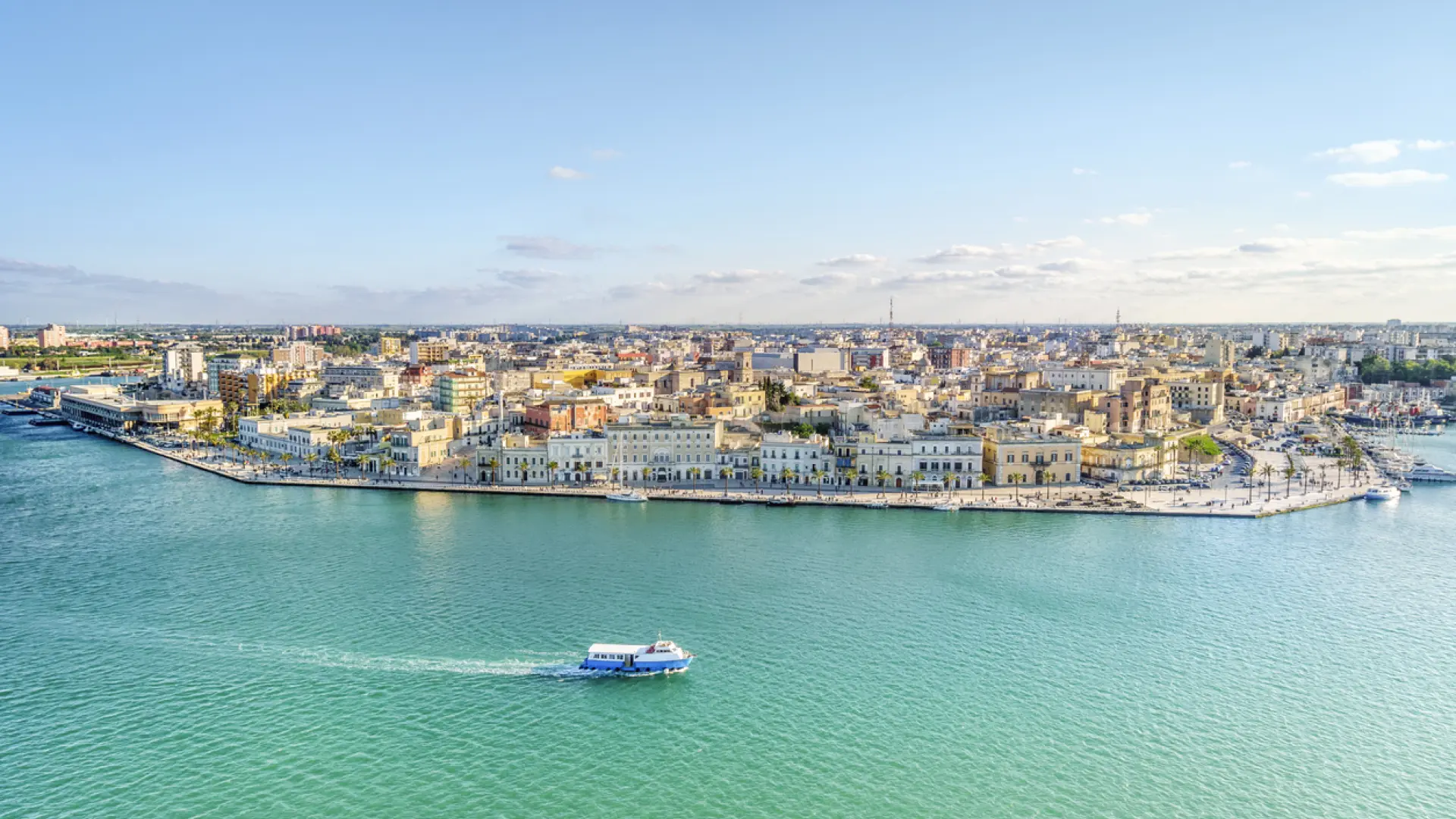 La espectacular ciudad portuaria de Italia que tiene un castillo aragonés