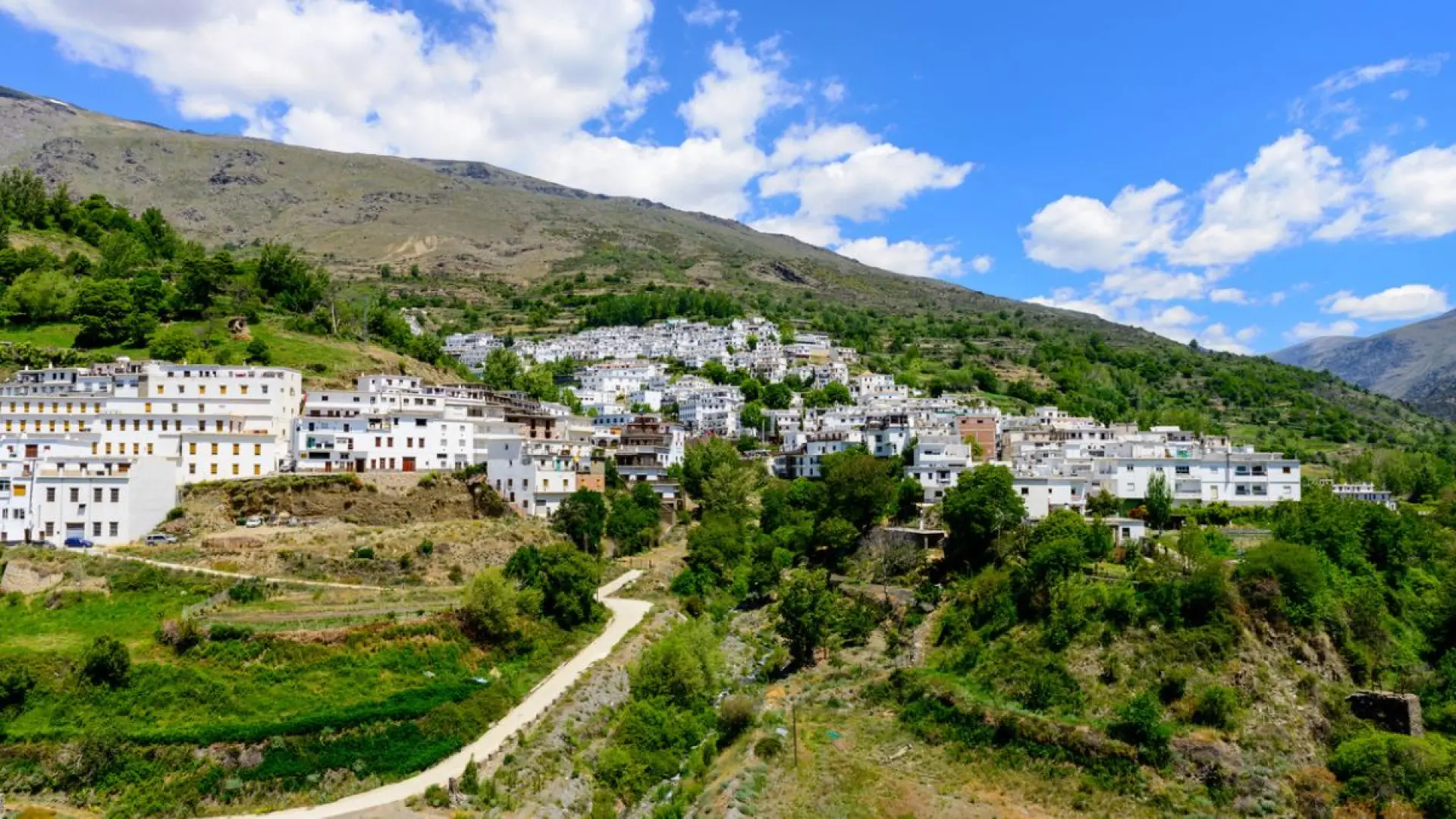 Así es el pueblo más alto de España: encajado en la ladera de una montaña y en un Parque Natural