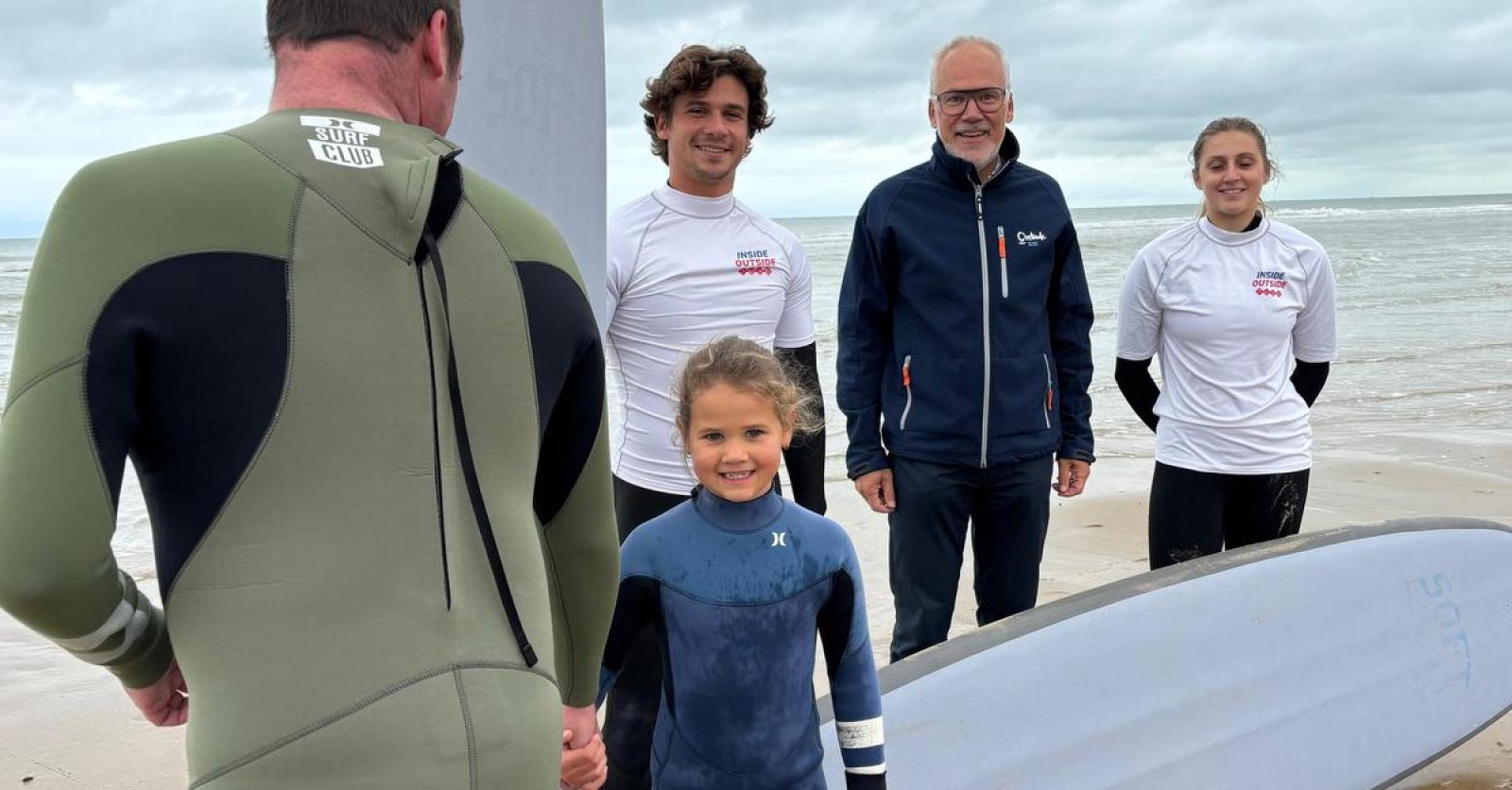 Allerlaatste droom van Oostende in vervulling: Céleste gaat golfsurfen met papa Brecht die deels verlamd raakte door hersenbloeding