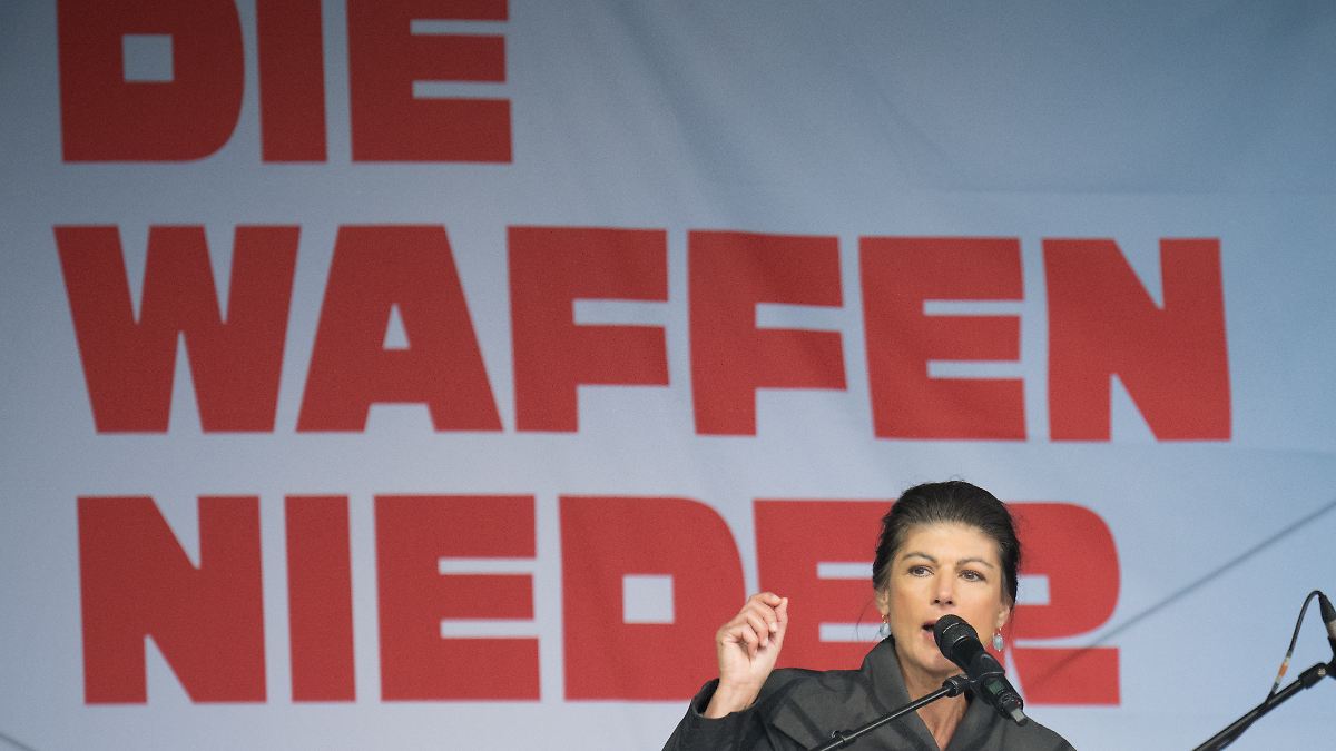 Tausende demonstrieren in Berlin: Wagenknecht bezeichnet Baerbock als Sicherheitsrisiko